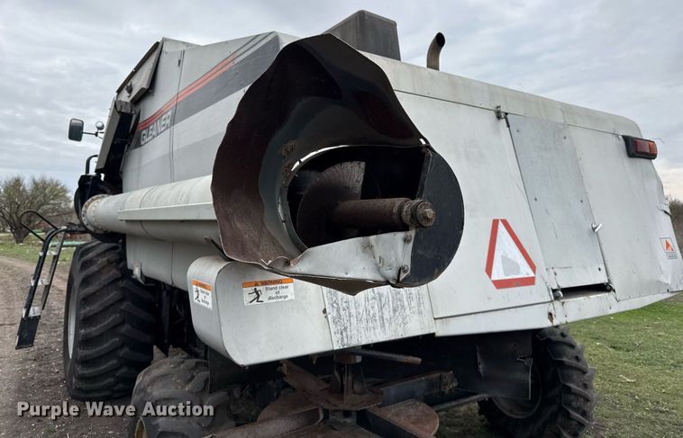 image for item EJ3498 1998 Gleaner R62 combine