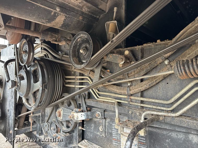 image for item EJ3498 1998 Gleaner R62 combine