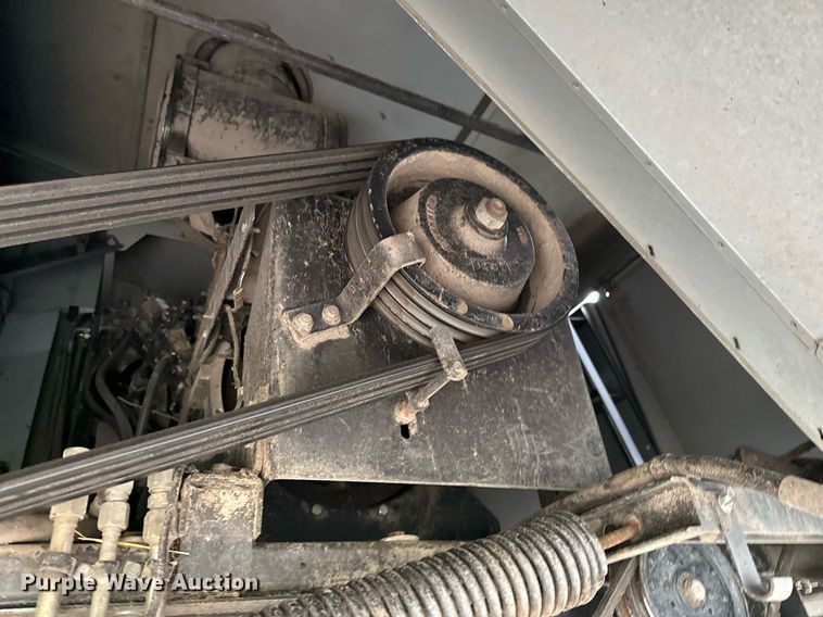 image for item EJ3498 1998 Gleaner R62 combine