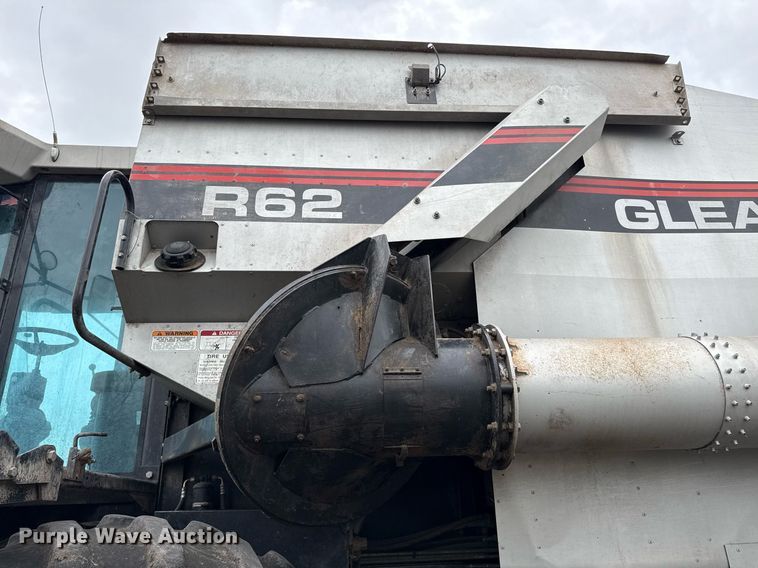 image for item EJ3498 1998 Gleaner R62 combine