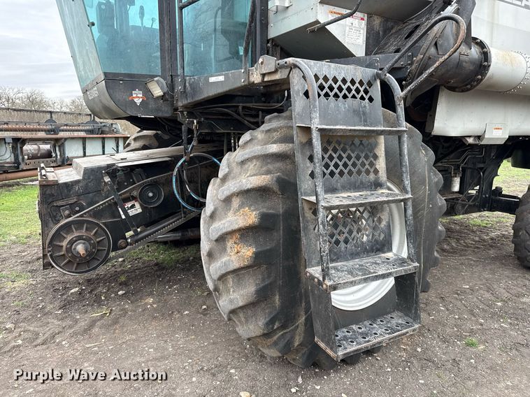 image for item EJ3498 1998 Gleaner R62 combine