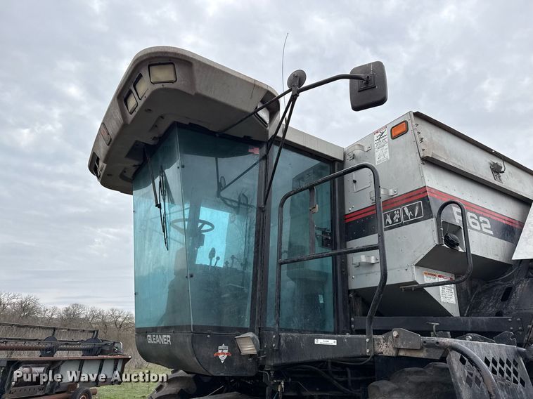image for item EJ3498 1998 Gleaner R62 combine