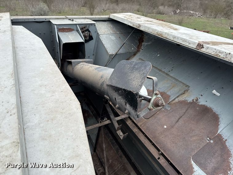 image for item EJ3498 1998 Gleaner R62 combine