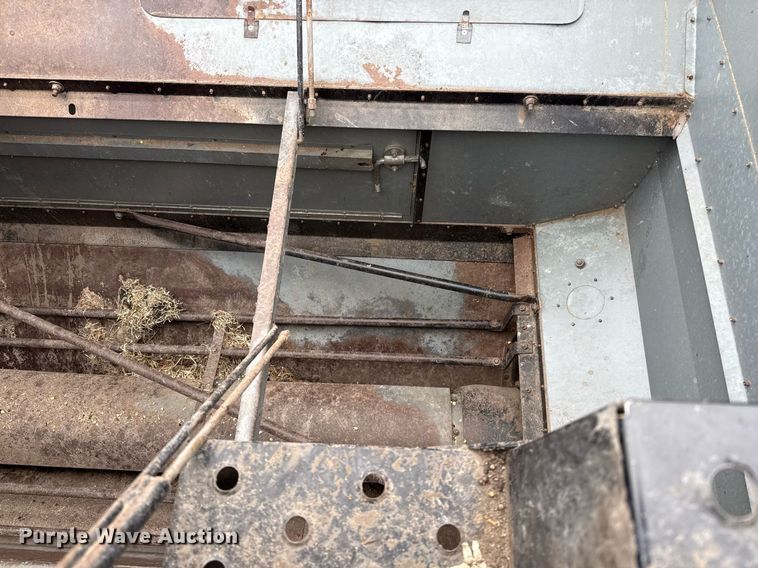 image for item EJ3498 1998 Gleaner R62 combine