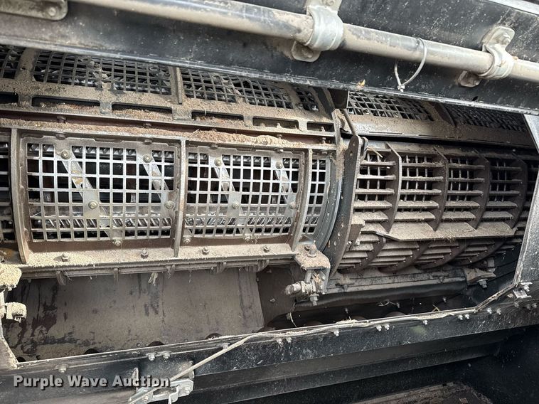 image for item EJ3498 1998 Gleaner R62 combine