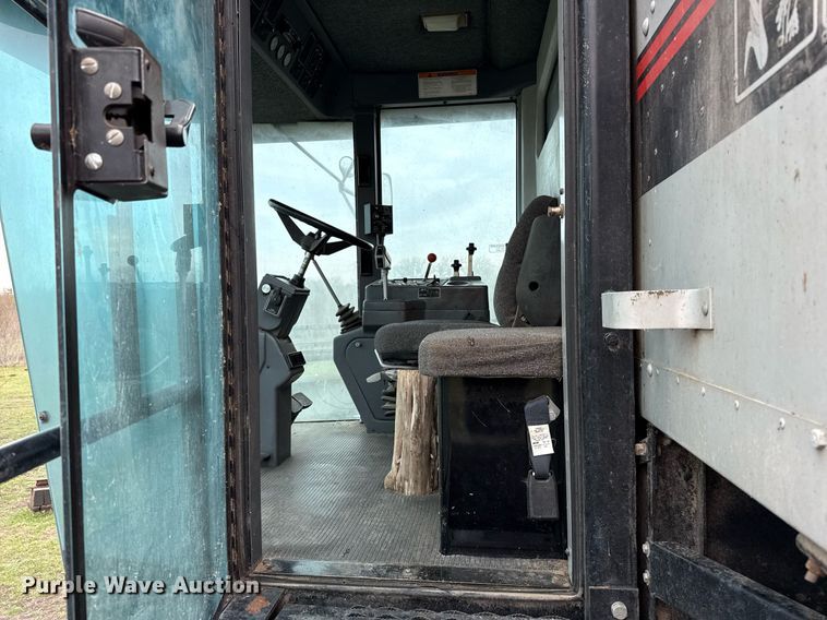 image for item EJ3498 1998 Gleaner R62 combine