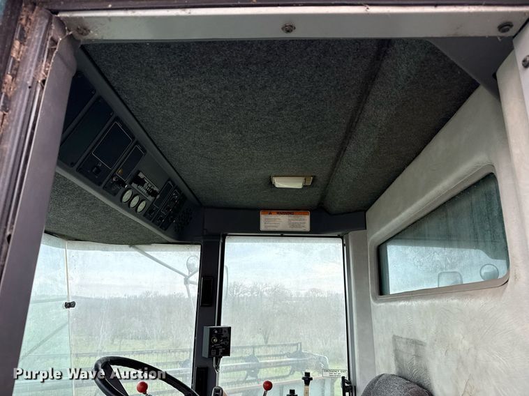 image for item EJ3498 1998 Gleaner R62 combine