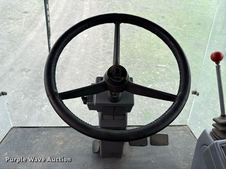 image for item EJ3498 1998 Gleaner R62 combine