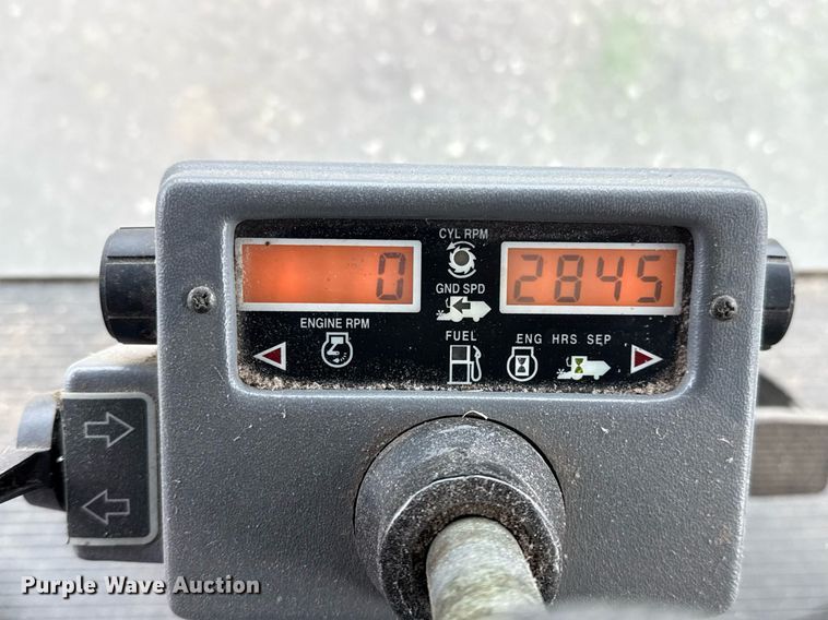 image for item EJ3498 1998 Gleaner R62 combine