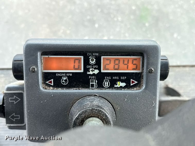 image for item EJ3498 1998 Gleaner R62 combine