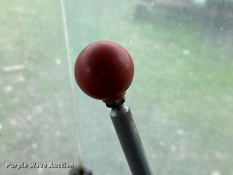 image for item EJ3498 1998 Gleaner R62 combine