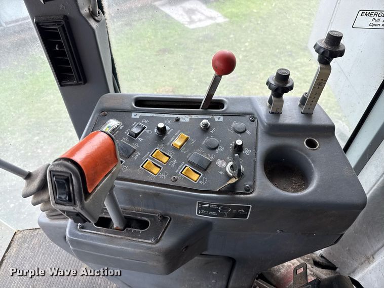 image for item EJ3498 1998 Gleaner R62 combine