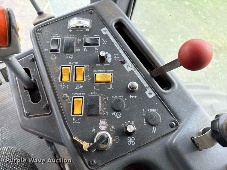 image for item EJ3498 1998 Gleaner R62 combine