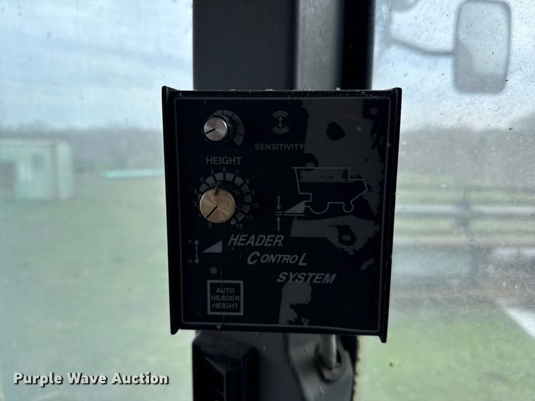 image for item EJ3498 1998 Gleaner R62 combine