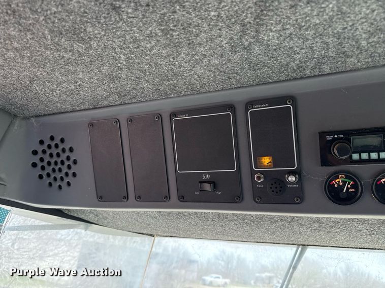 image for item EJ3498 1998 Gleaner R62 combine