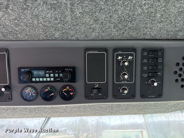 image for item EJ3498 1998 Gleaner R62 combine