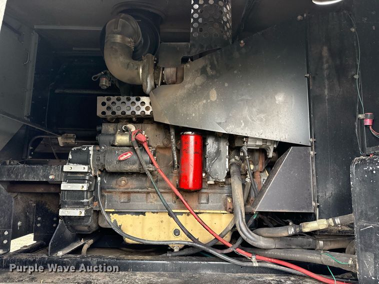 image for item EJ3498 1998 Gleaner R62 combine