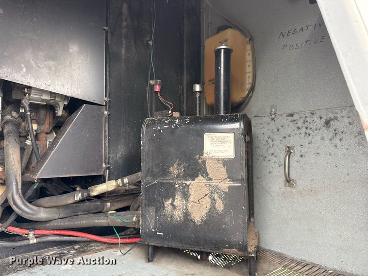 image for item EJ3498 1998 Gleaner R62 combine