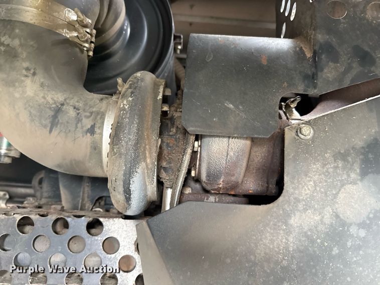 image for item EJ3498 1998 Gleaner R62 combine