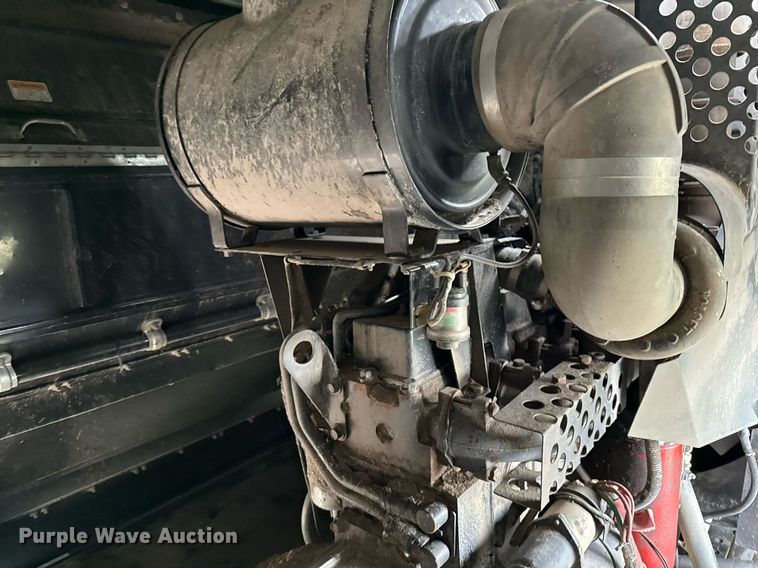 image for item EJ3498 1998 Gleaner R62 combine