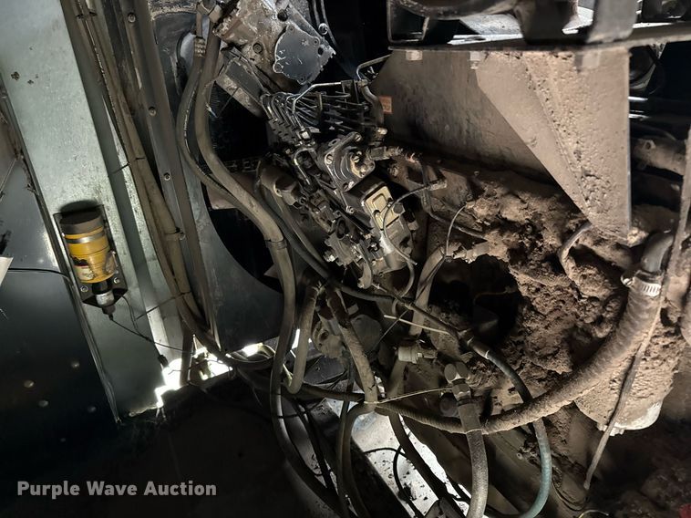 image for item EJ3498 1998 Gleaner R62 combine