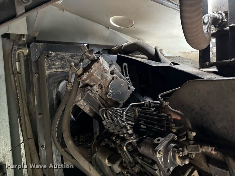 image for item EJ3498 1998 Gleaner R62 combine