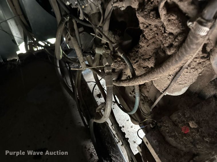 image for item EJ3498 1998 Gleaner R62 combine