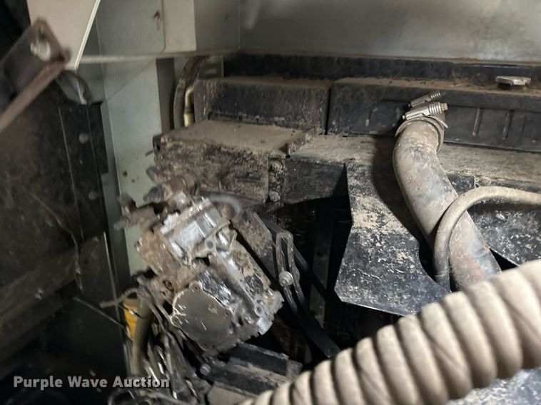 image for item EJ3498 1998 Gleaner R62 combine