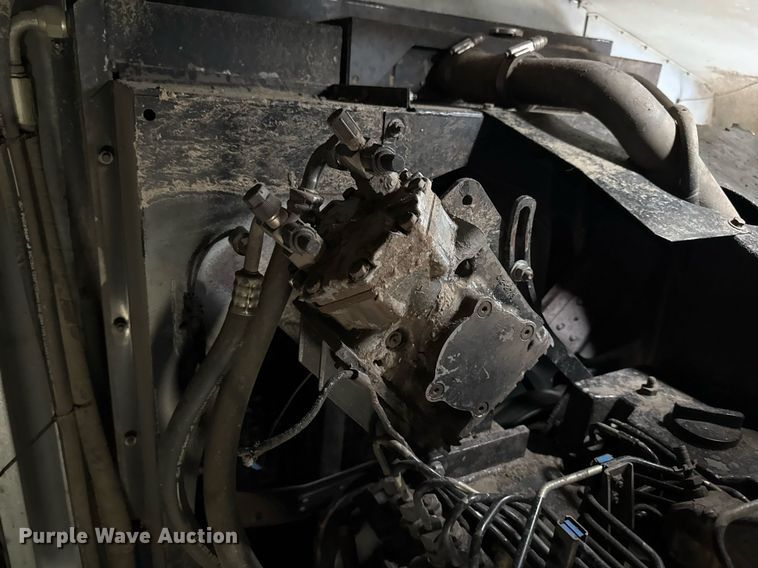 image for item EJ3498 1998 Gleaner R62 combine