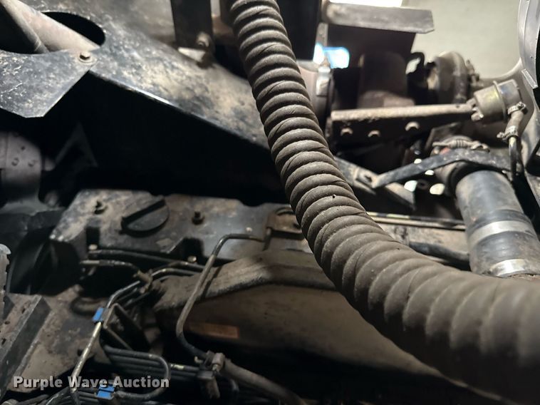 image for item EJ3498 1998 Gleaner R62 combine