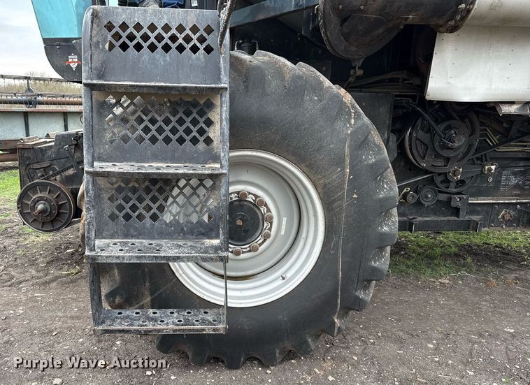 image for item EJ3498 1998 Gleaner R62 combine