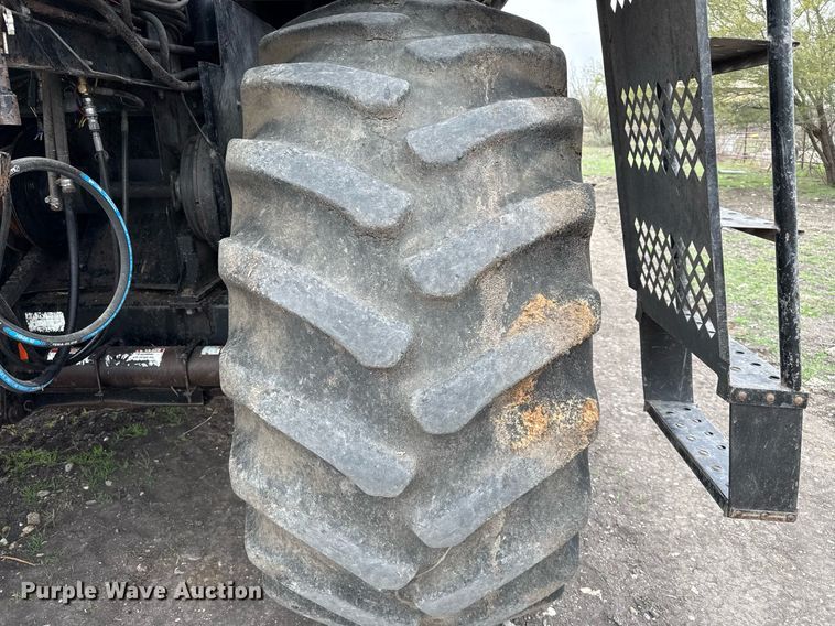 image for item EJ3498 1998 Gleaner R62 combine