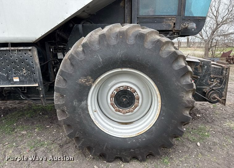 image for item EJ3498 1998 Gleaner R62 combine