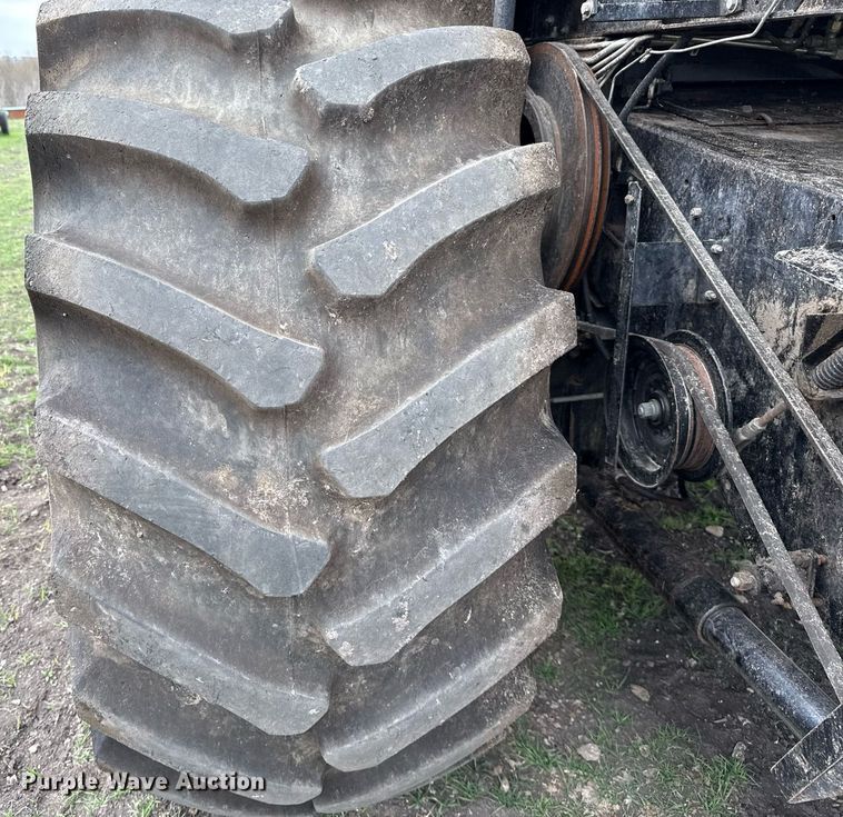 image for item EJ3498 1998 Gleaner R62 combine