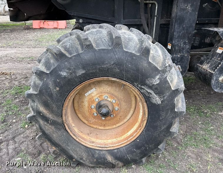 image for item EJ3498 1998 Gleaner R62 combine