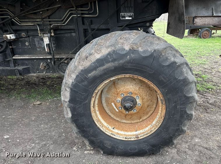 image for item EJ3498 1998 Gleaner R62 combine