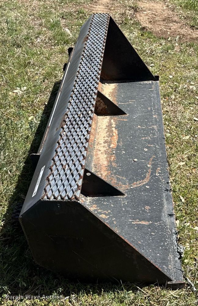 image for item EJ3516 Skid steer bucket