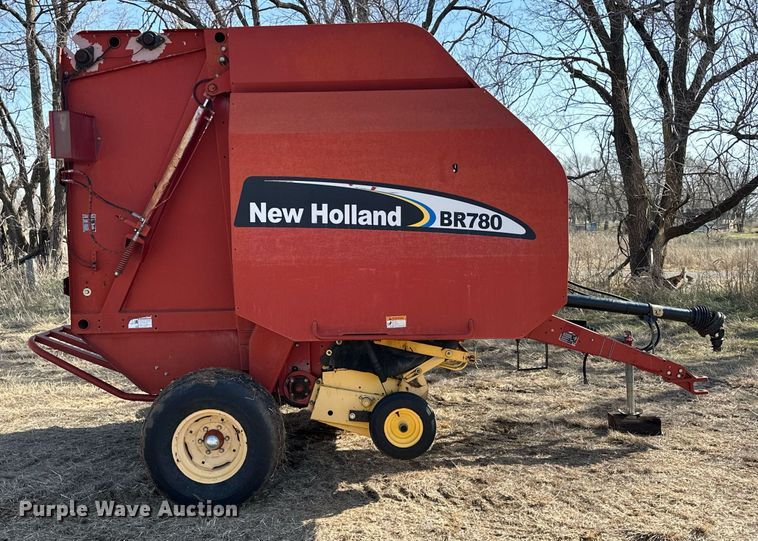 image for item EK0436 2004 New Holland BR780 round baler