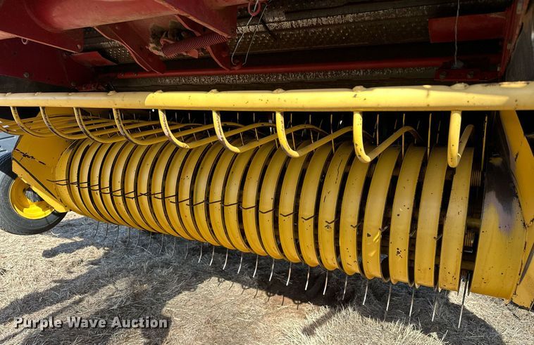image for item EK0436 2004 New Holland BR780 round baler
