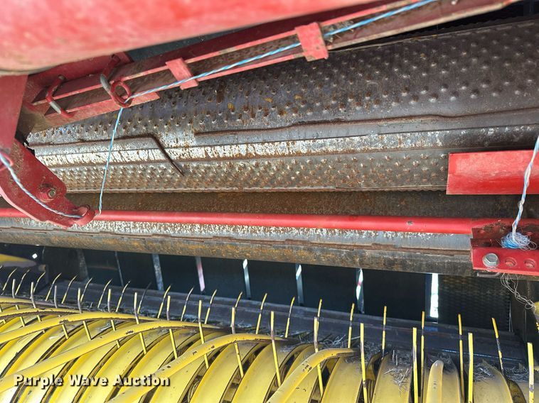 image for item EK0436 2004 New Holland BR780 round baler