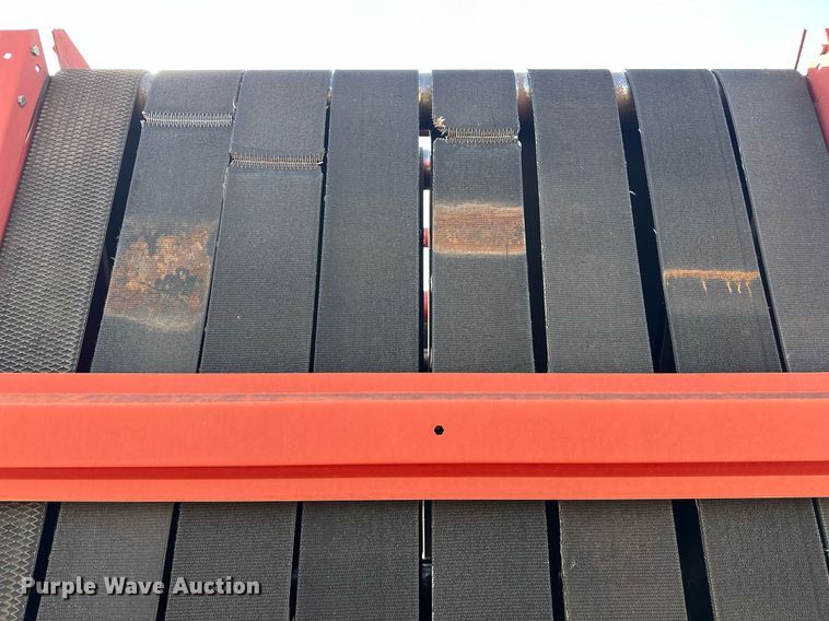 image for item EK0436 2004 New Holland BR780 round baler