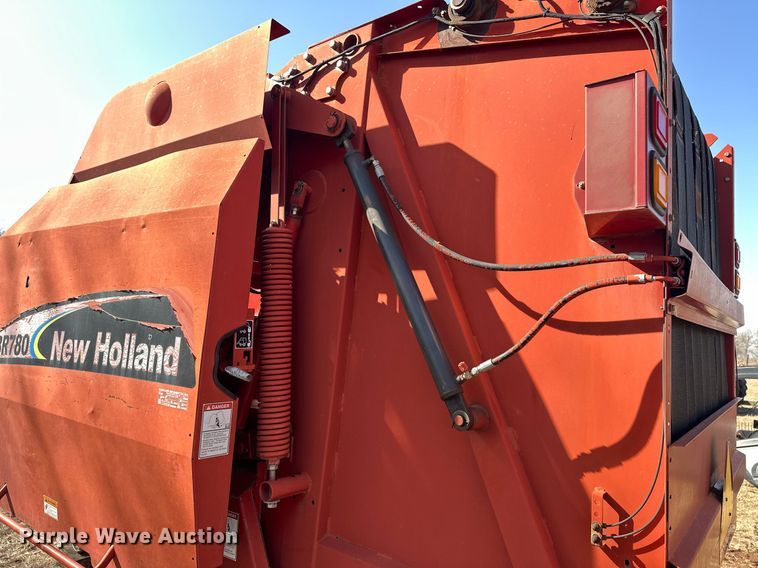 image for item EK0436 2004 New Holland BR780 round baler