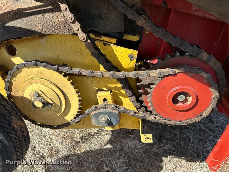 image for item EK0436 2004 New Holland BR780 round baler