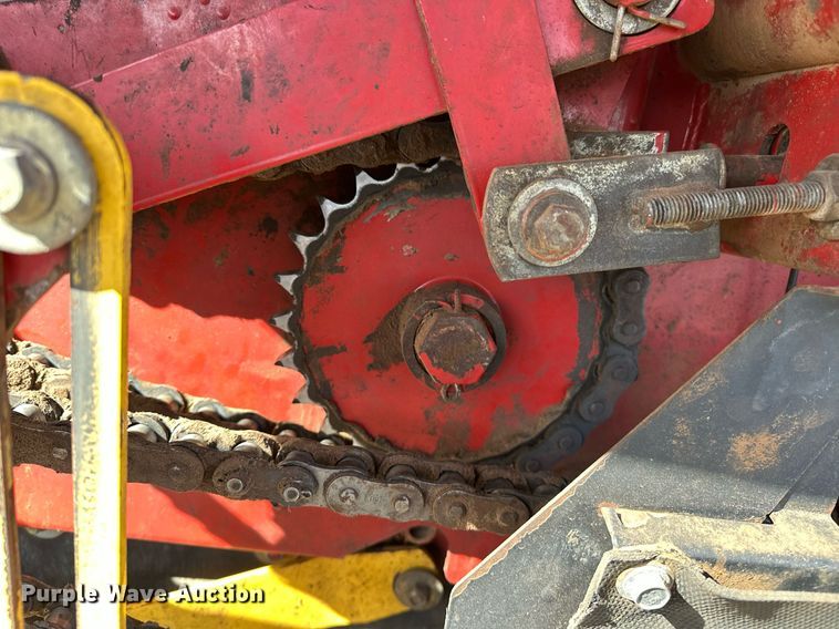 image for item EK0436 2004 New Holland BR780 round baler