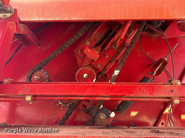 image for item EK0436 2004 New Holland BR780 round baler