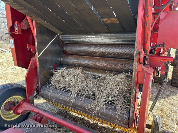 image for item EK0436 2004 New Holland BR780 round baler