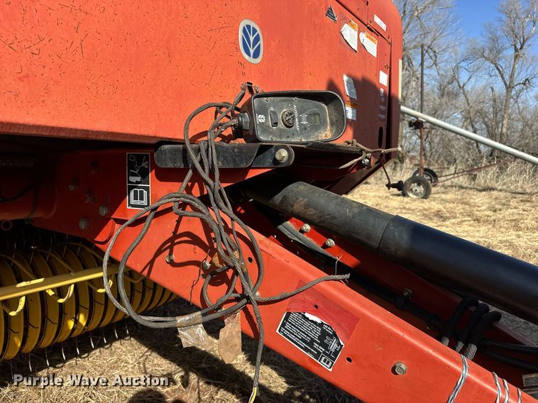 image for item EK0436 2004 New Holland BR780 round baler