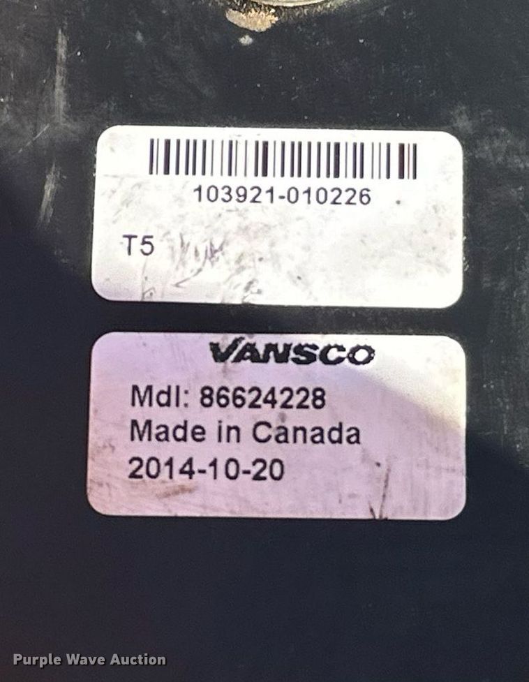 image for item EK0436 2004 New Holland BR780 round baler