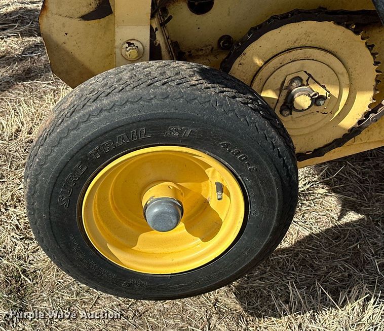 image for item EK0436 2004 New Holland BR780 round baler