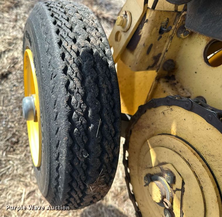 image for item EK0436 2004 New Holland BR780 round baler